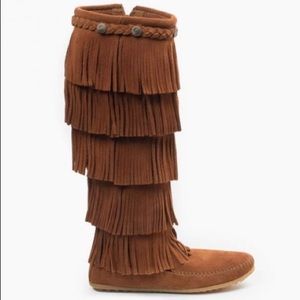 Minnetonka 5-Layer Fringe Boot